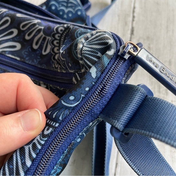 PREOWNED VERA BRADLEY BLUE FANNY PACK ADJUSTABLE ZIP AROUND - Picture 4 of 7
